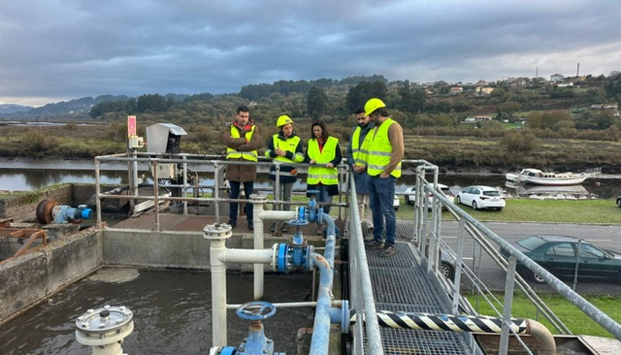 La alcaldesa visitó las instalaciones con responsables de Viaqua