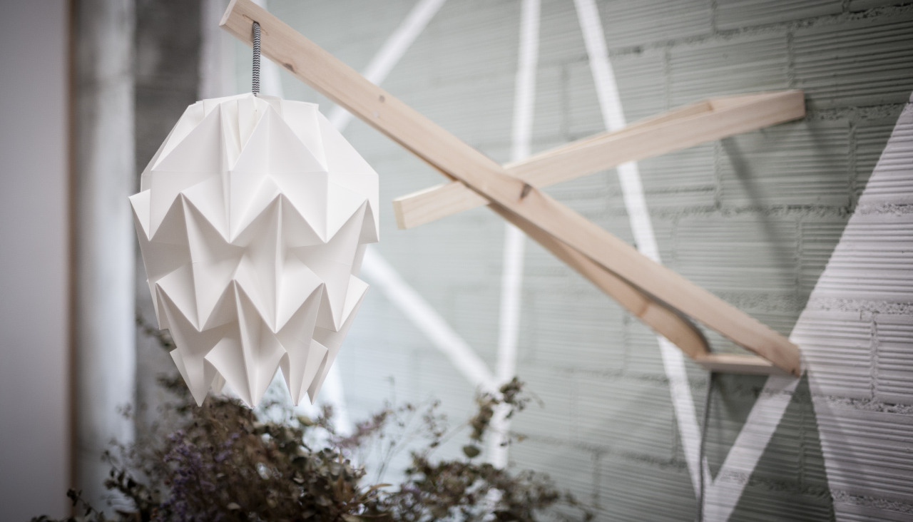 Pantalla “Amencer”, una pieza artesanal con base de madera diseñada por @carles_retail