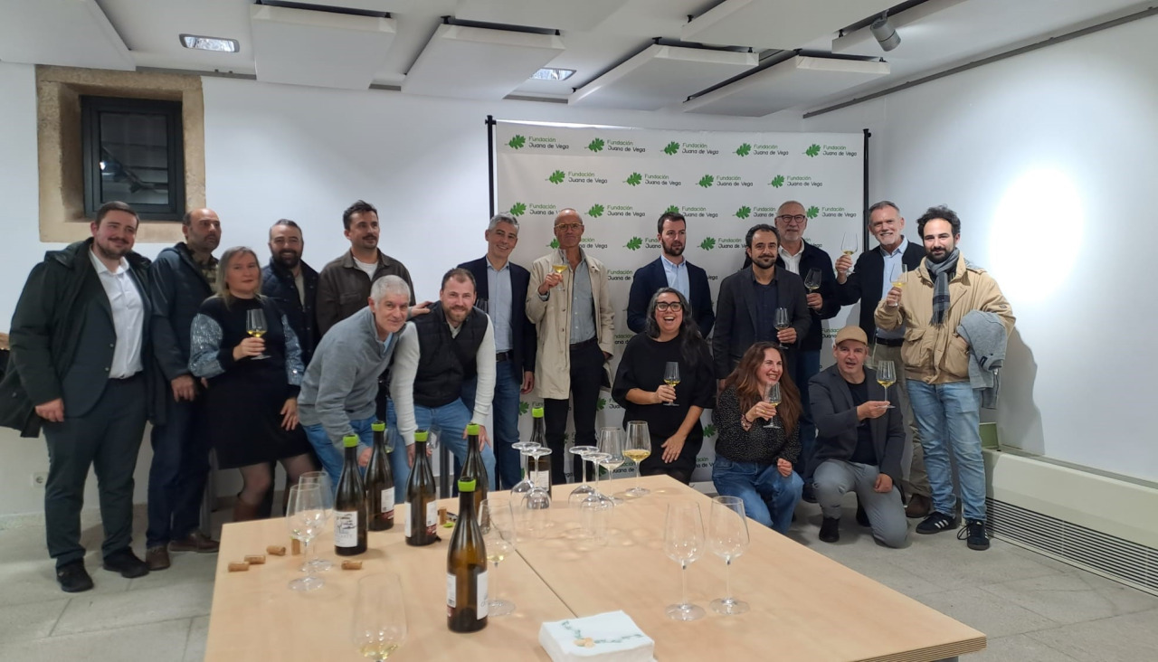 La ‘foto de familia’ de Avibe brindando con Viño da Terra de Betanzos