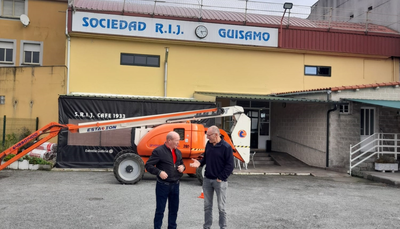 Miguel Naveira y Juan Gómez inspeccionan la obra de instalación de la cubierta