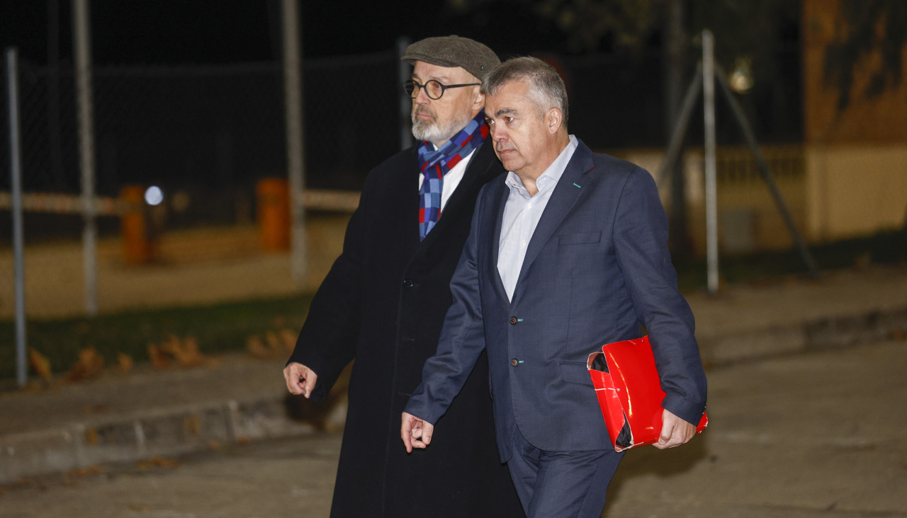 Santos Cerdán junto a su abogado saliendo de la cárcel