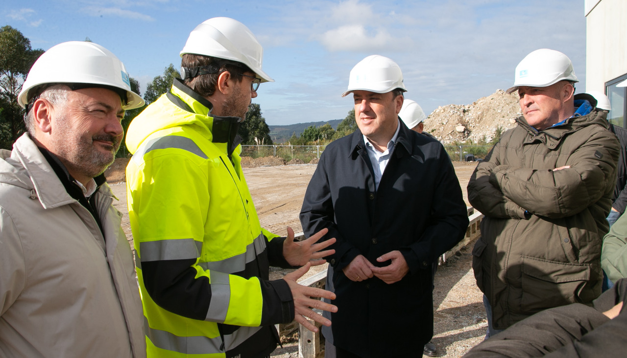 Calvelo y Formoso, ambos en el centro, estuvieron acompañados por Rioboo, por el gerente del consorcio y técnicos