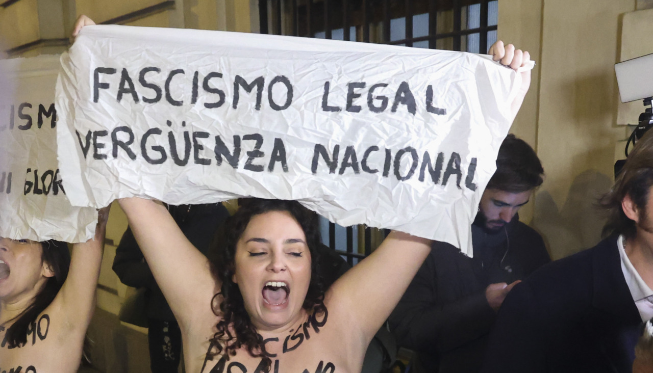 Una de los dos activistas de Femen que protestan  con motivo de la misa de la misa organizada por la Fundación Francisco Franco