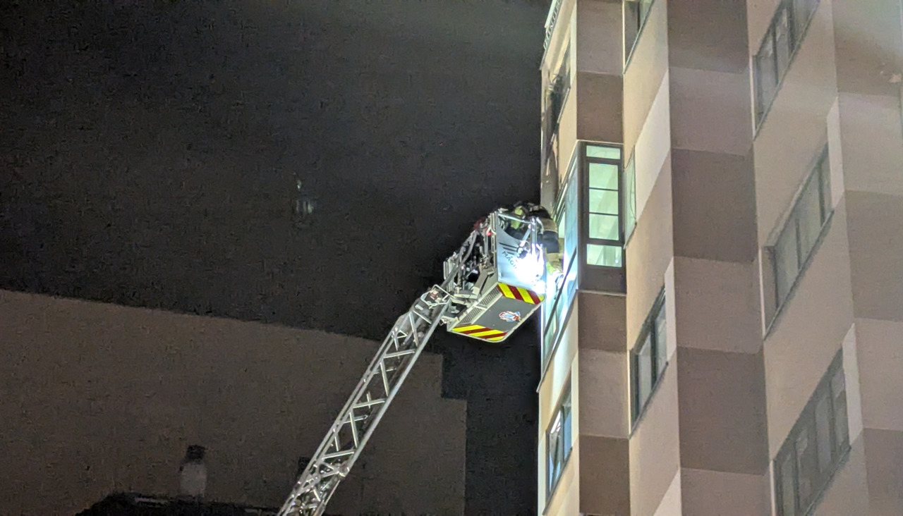 Los bomberos acceden por la ventana a un sexto piso en la ronda de Outeiro
