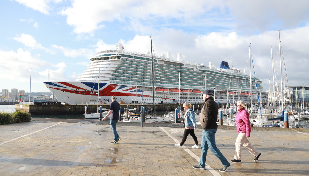 Turistas en el Puerto de A Coruña durante la triple escala de cruceros del 20 de noviembre de 2025