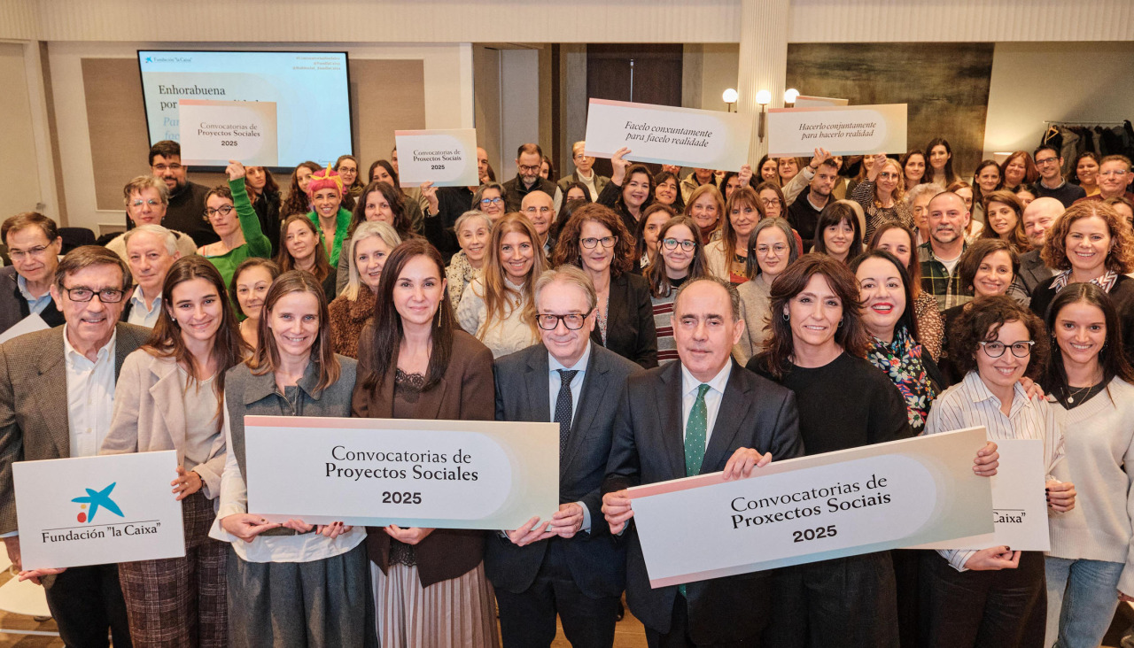Las entidades sociales seleccionadas en la convocatoria de Galicia de la Fundación “la Caixa”, ayer, en A Coruña. En el centro de la imagen, Marc Simon, subdirector de Fundación “la Caixa”, y Arturo Parrado, director Xeral de Inclusión Social de la Xunta;