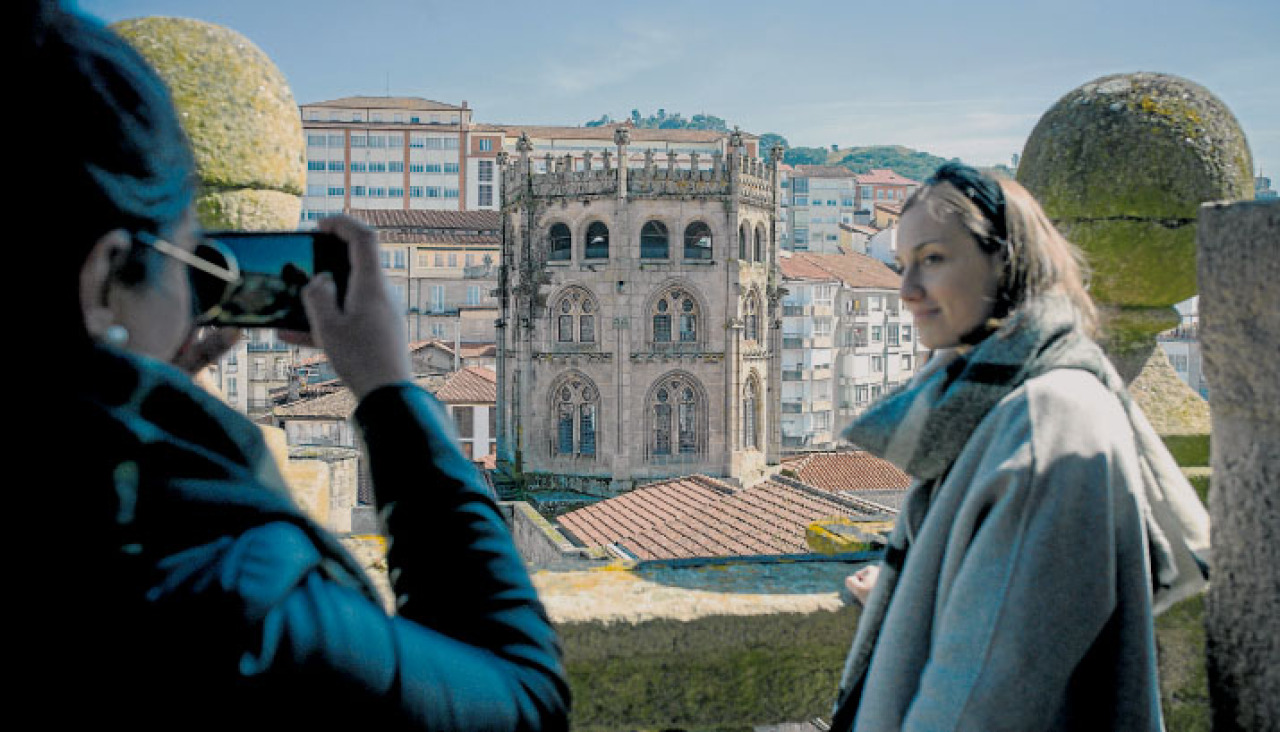 Dous turistas, durante a visita á torre campanario da Catedral de San Martiño, desde onde se divisan fermosas vistas de Ourense