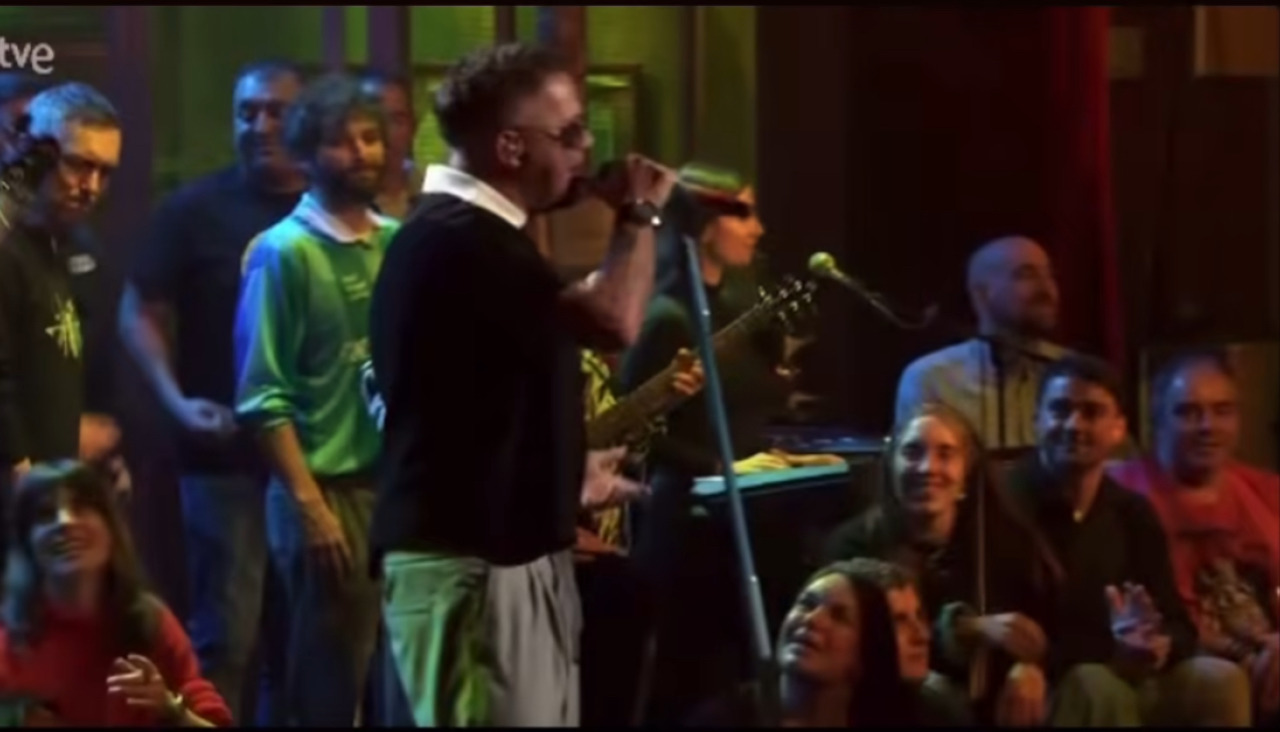 Camiseta de la marca coruñesa Paul Marcel en la actuación de Alejandro Sanz en ‘La Revuelta’