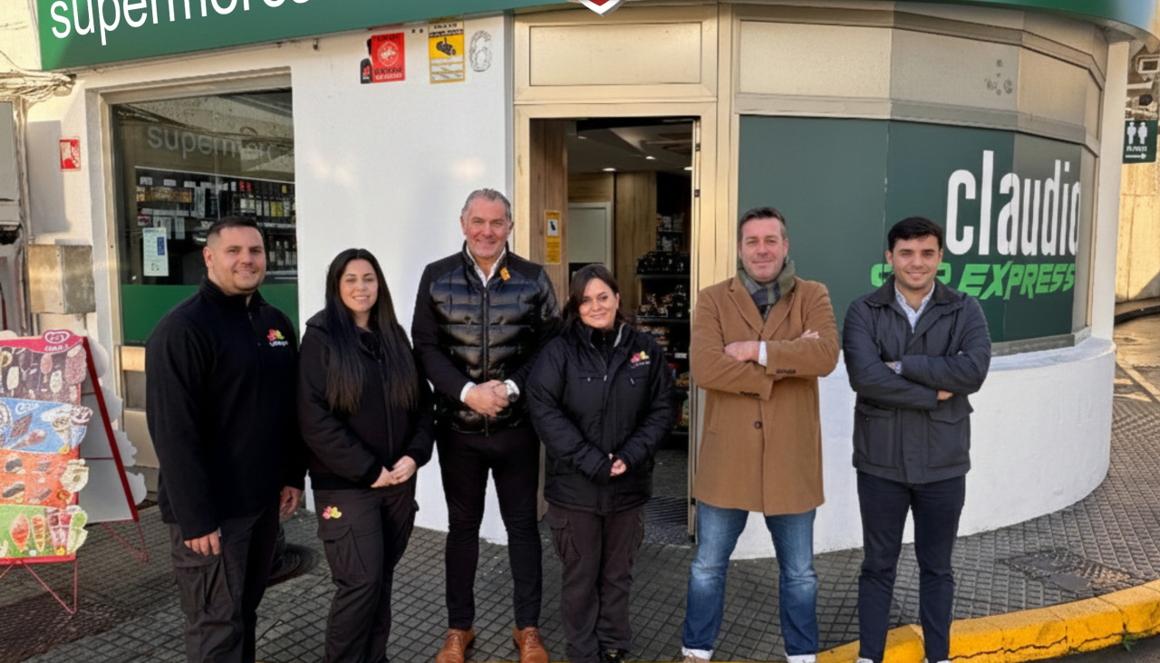 Empleados a la entrada del nuevo establecimiento Claudio Express de Los Rosales