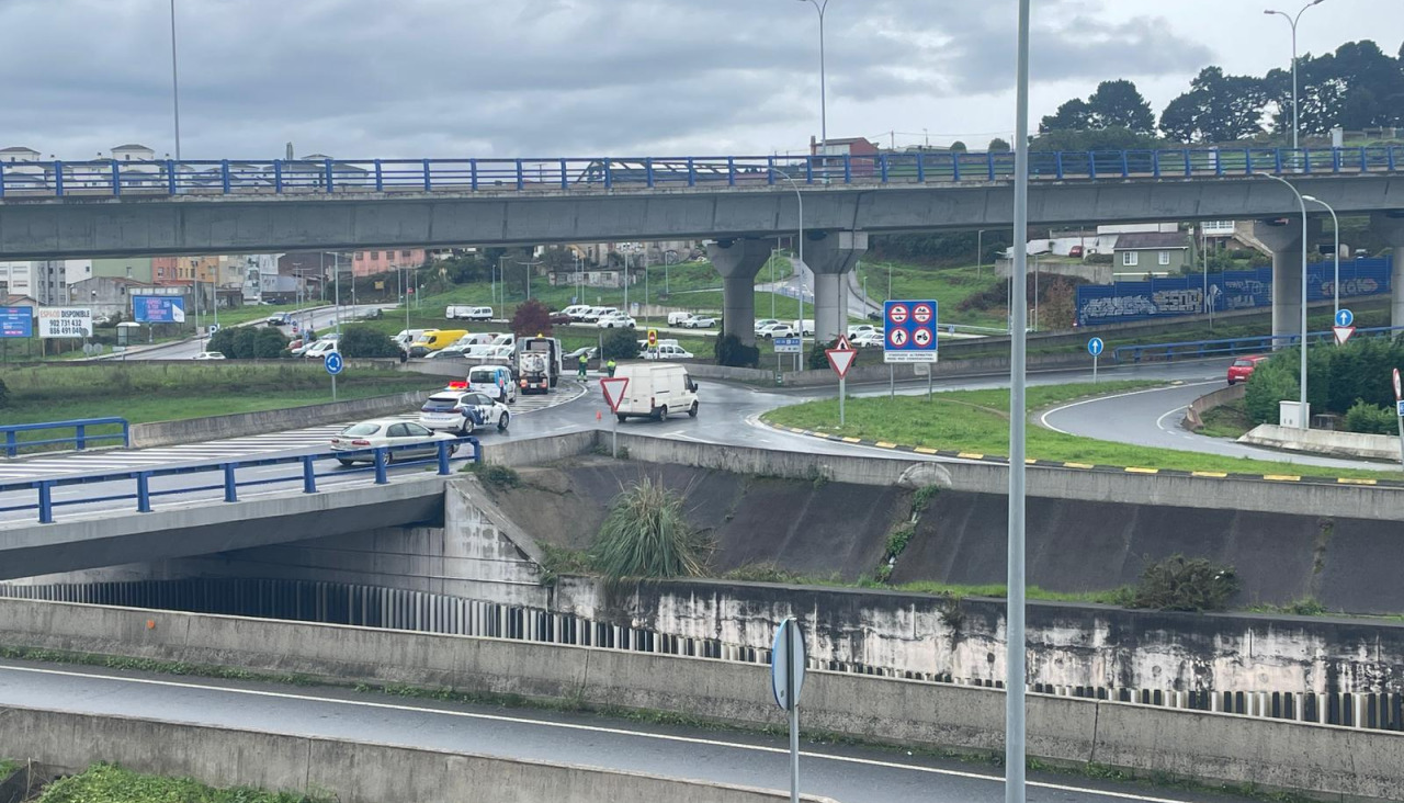 Vertido de pintura en la rotonda de Lonzas