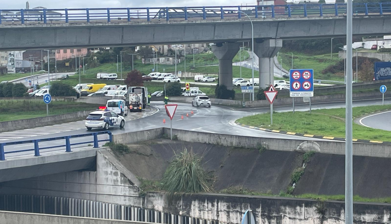 Vertido de pintura en la rotonda de Lonzas