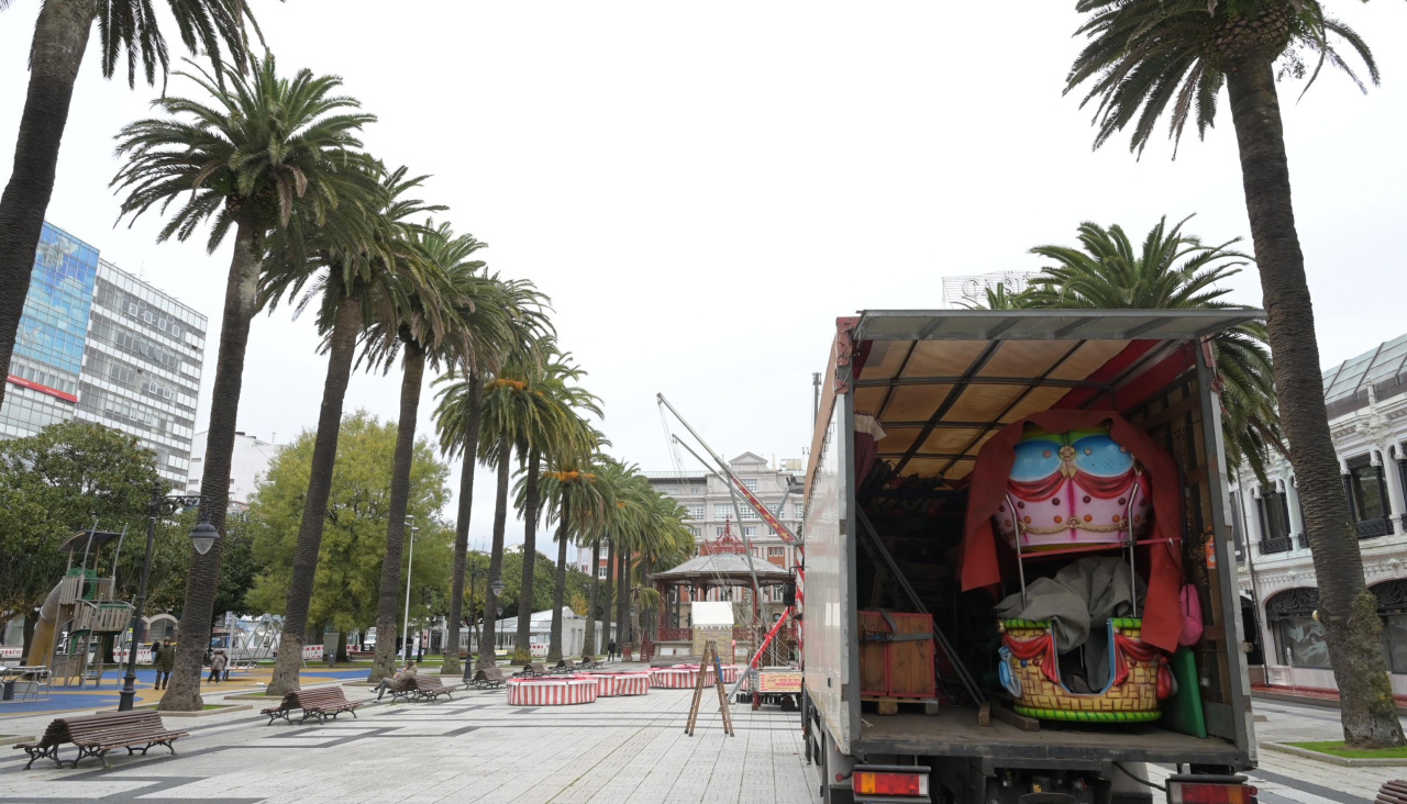 Atracciones de Navidad en plena instalación en Méndez Núñez