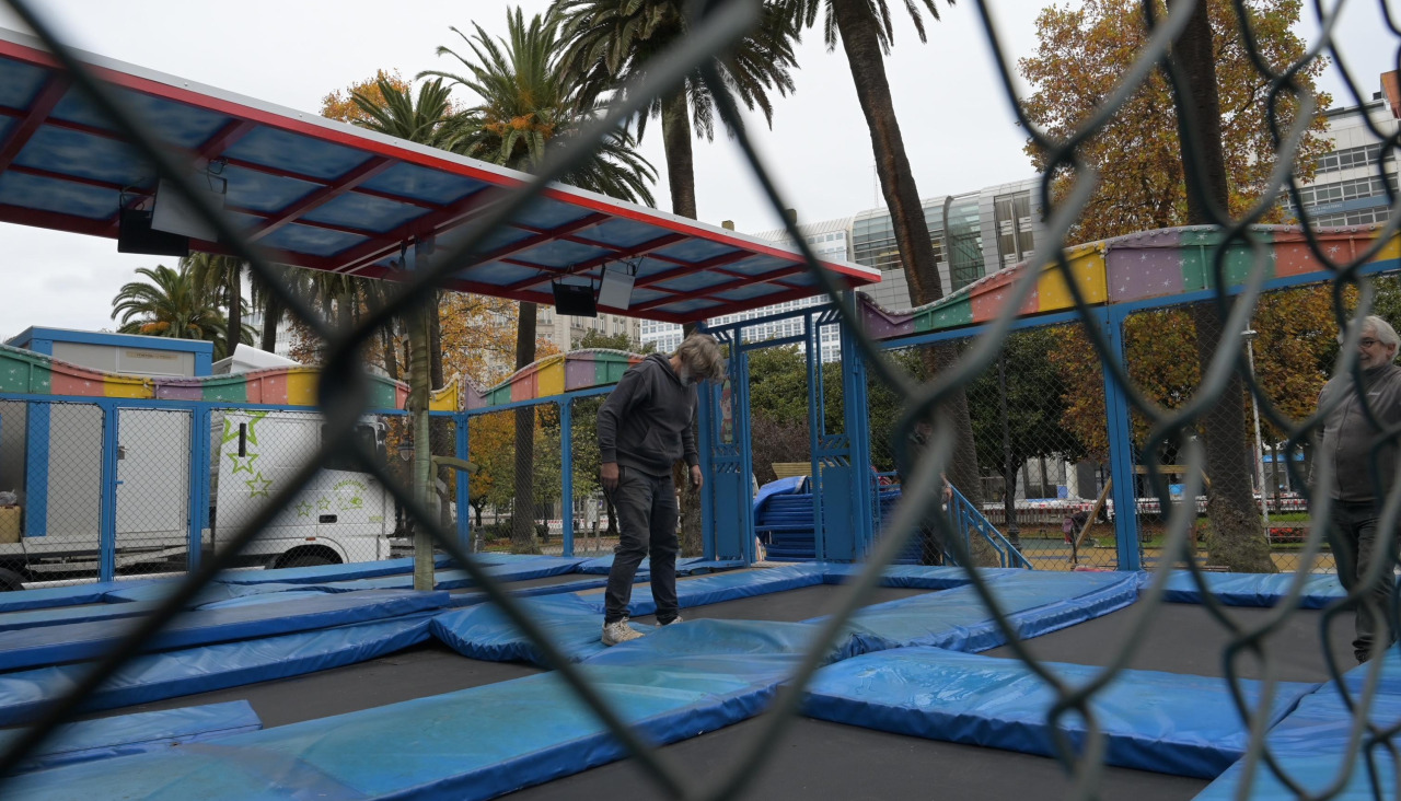 Atracciones de Navidad en plena instalación en Méndez Núñez