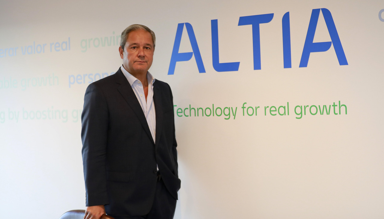 El presidente de Altia, Tino Fernández, posa en las oficinas centrales de su empresa