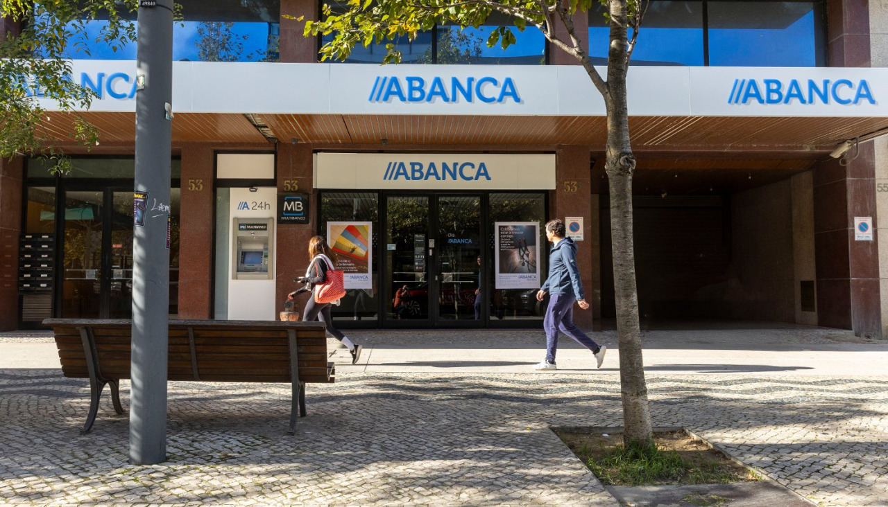 Una oficina de Abanca en Lisboa