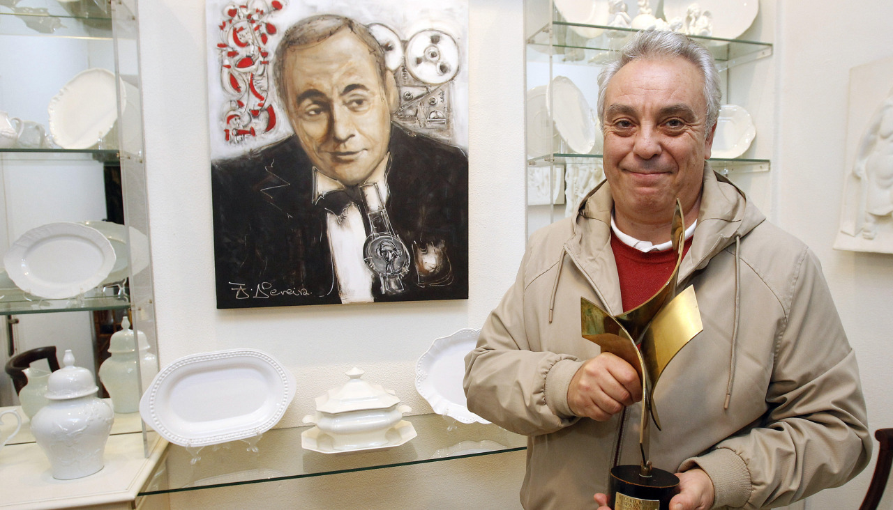 Nonito Pereira Rey posa con el trofeo Record World, actual Grammy Latino, de su padre