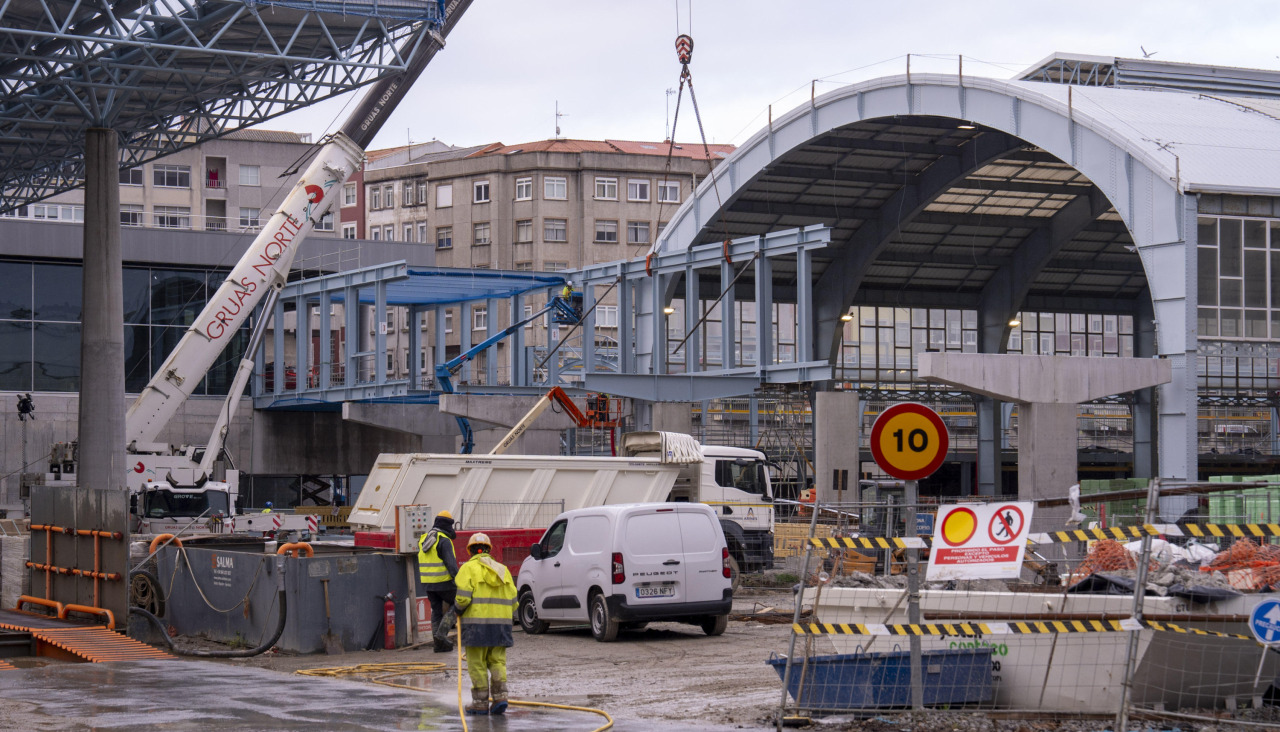 Una grúa coloca una de las estructuras que conforman la pasarela interior entre estaciones