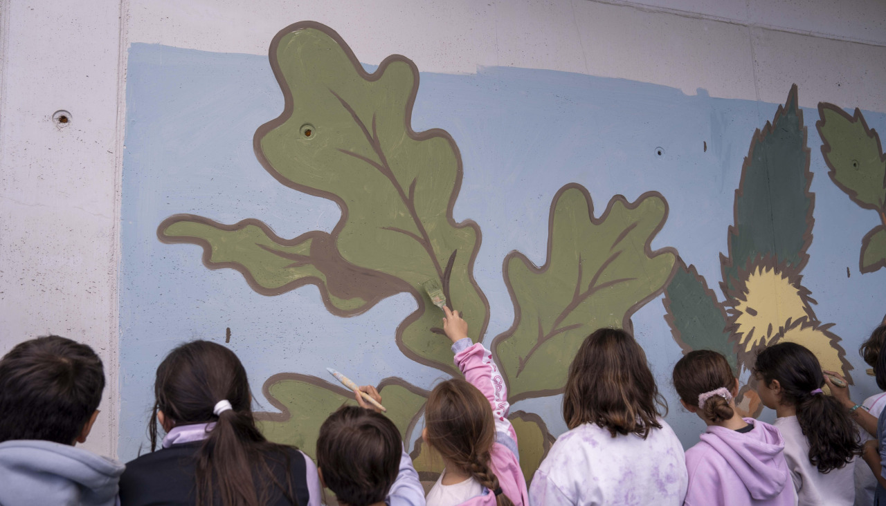 Estudiantes del CEIP Graxal de Cambre, en la elaboración del mural con pinturas fotocatalíticas anticontaminante