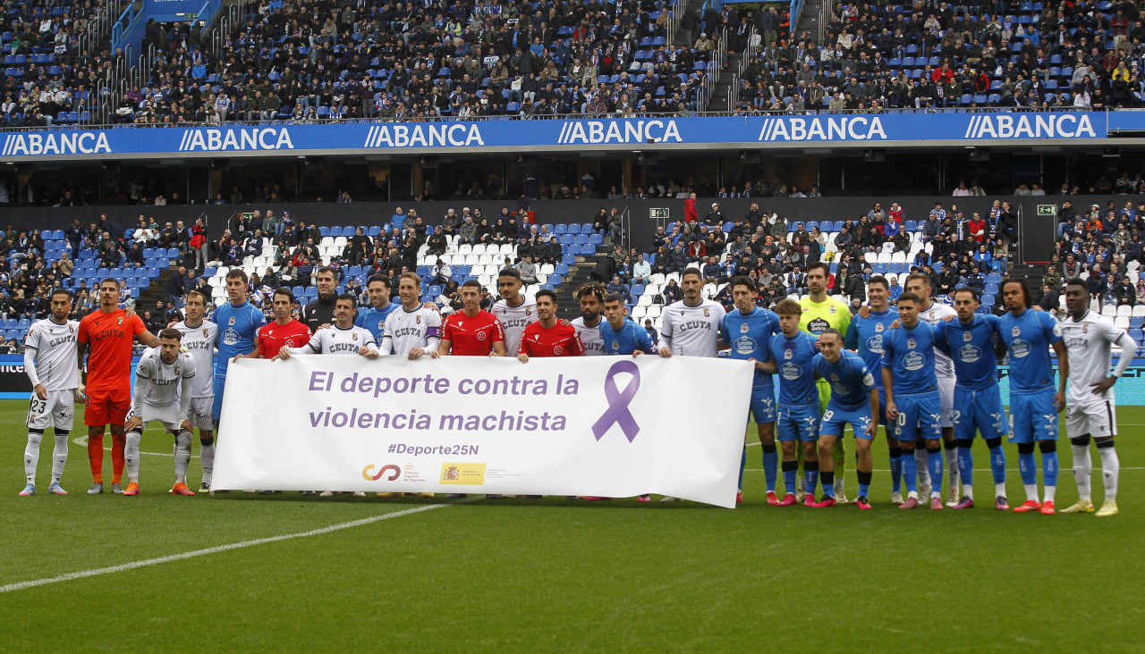 Los jugadores del Dépor, el pasado domingo, con una pancarta