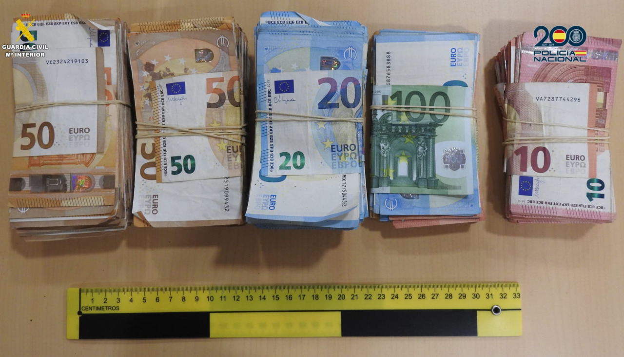 Parte del dinero incautado por la Policía
