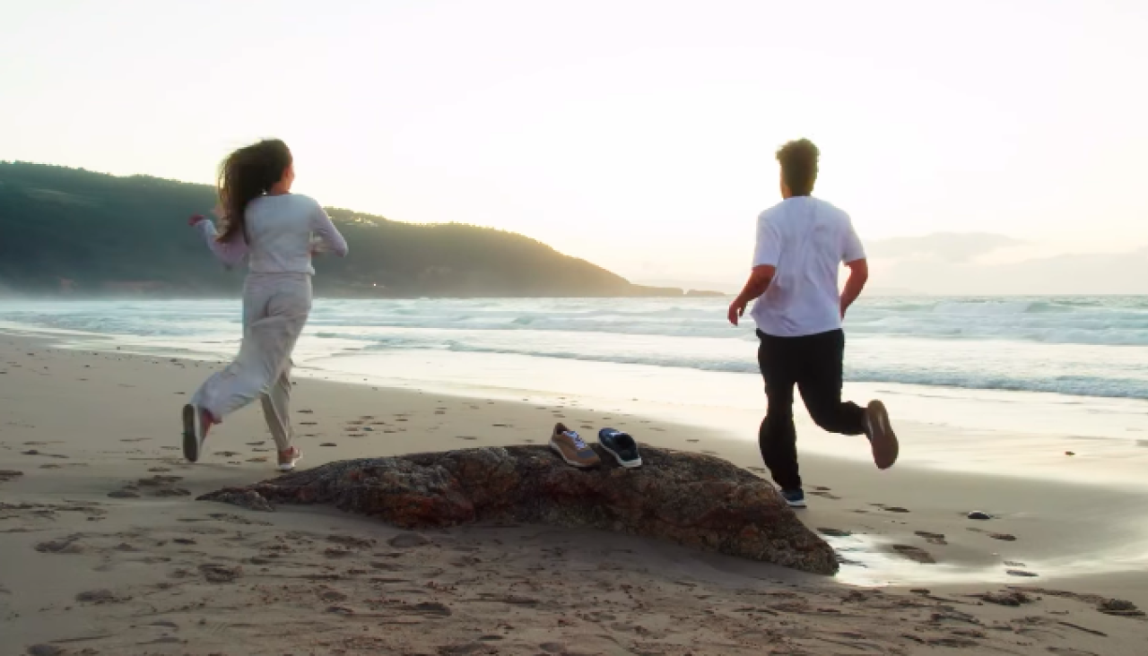 Un instante en la costa gallega: las zapatillas Areanostra, en el lugar que les dio origen.