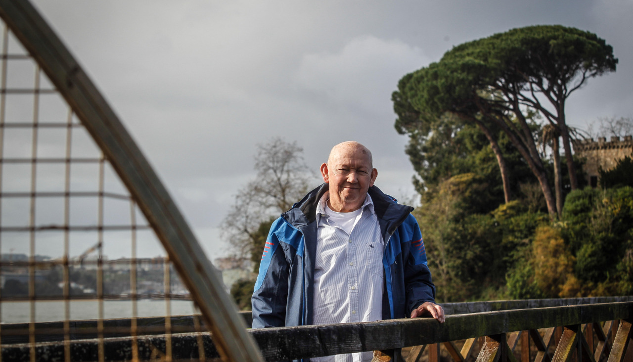 El investigador Frantisek Baluska, ayer, en la pasarela de acceso al castillo de Santa Cruz