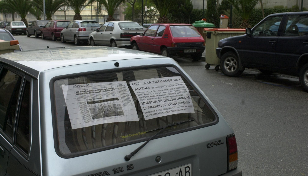 Carteles de protesta contra las antenas de telefonía móvil en un coche junto a la plaza de San Pablo
