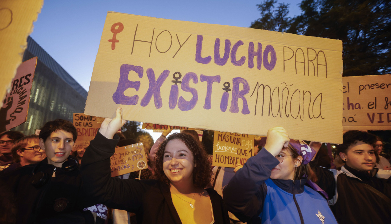Manifestantes sostienen un cartel en la marcha de Córdoba