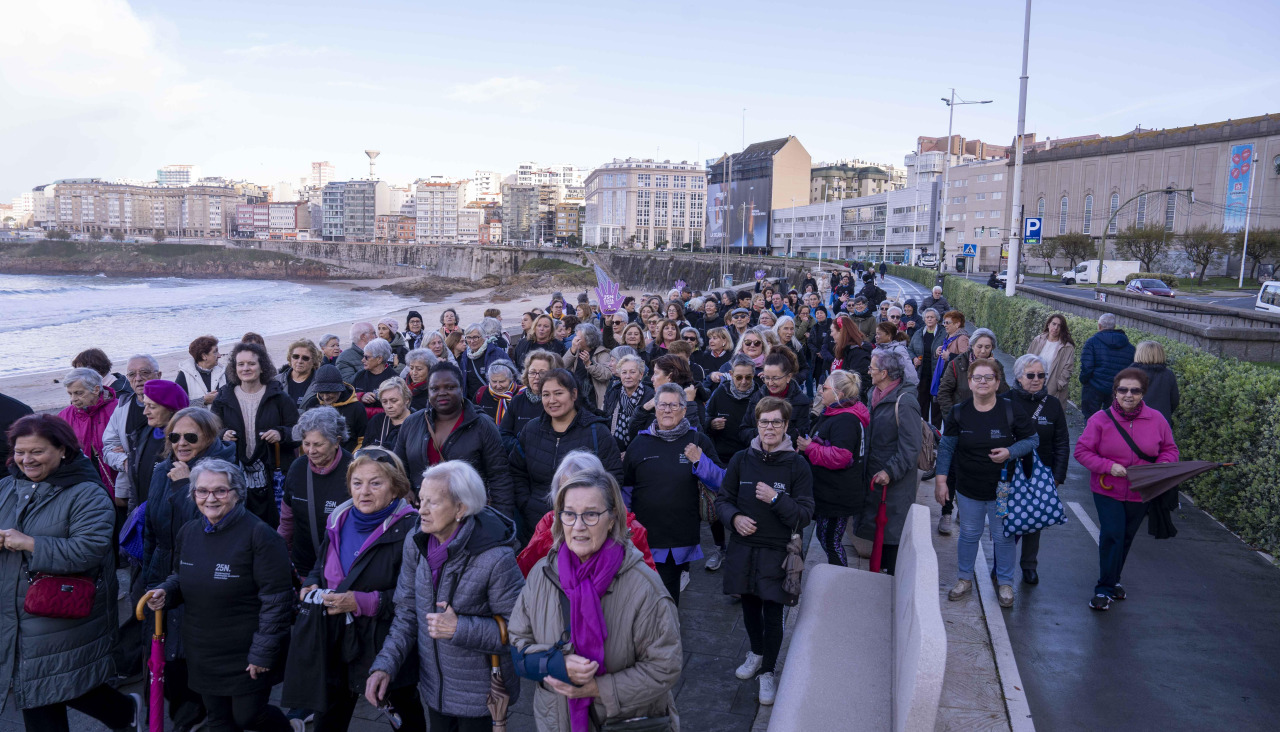 Las imágenes de la conmemoración en A Coruña del Día de la Eliminación de la Violencia contra las Mujeres