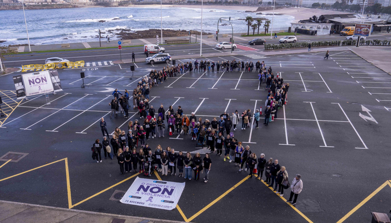 Las imágenes de la conmemoración en A Coruña del Día de la Eliminación de la Violencia contra las Mujeres