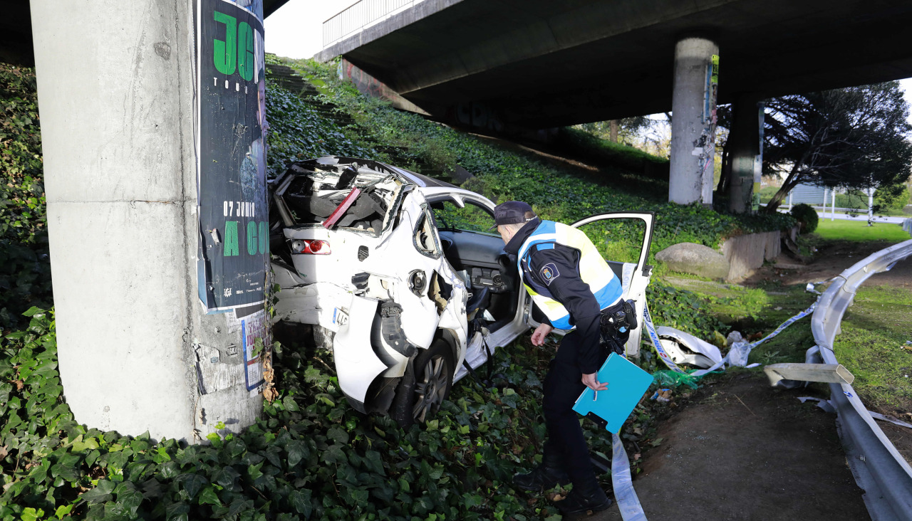 Coche accidentado en alfonso molina