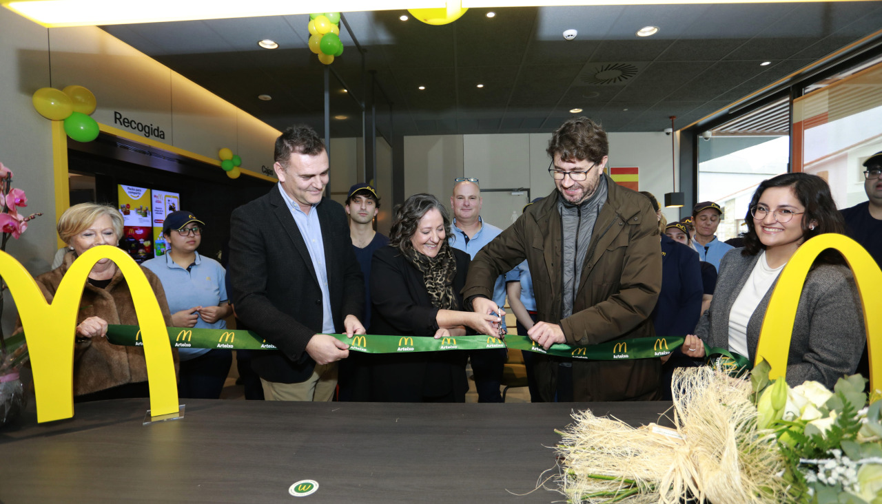 El alcalde de Arteixo inauguró el establecimiento