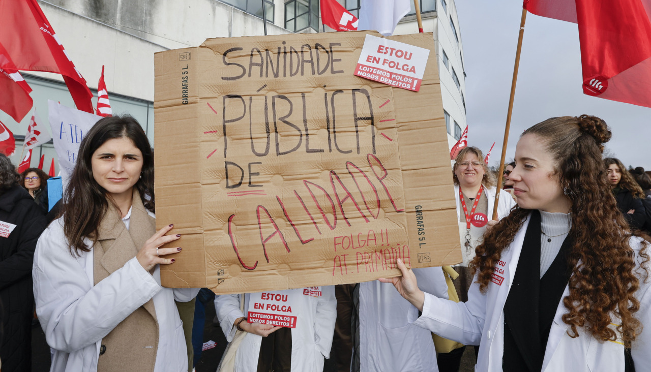 Sanitarios durante unha concentración, este mércores, en Santiago de Compostela