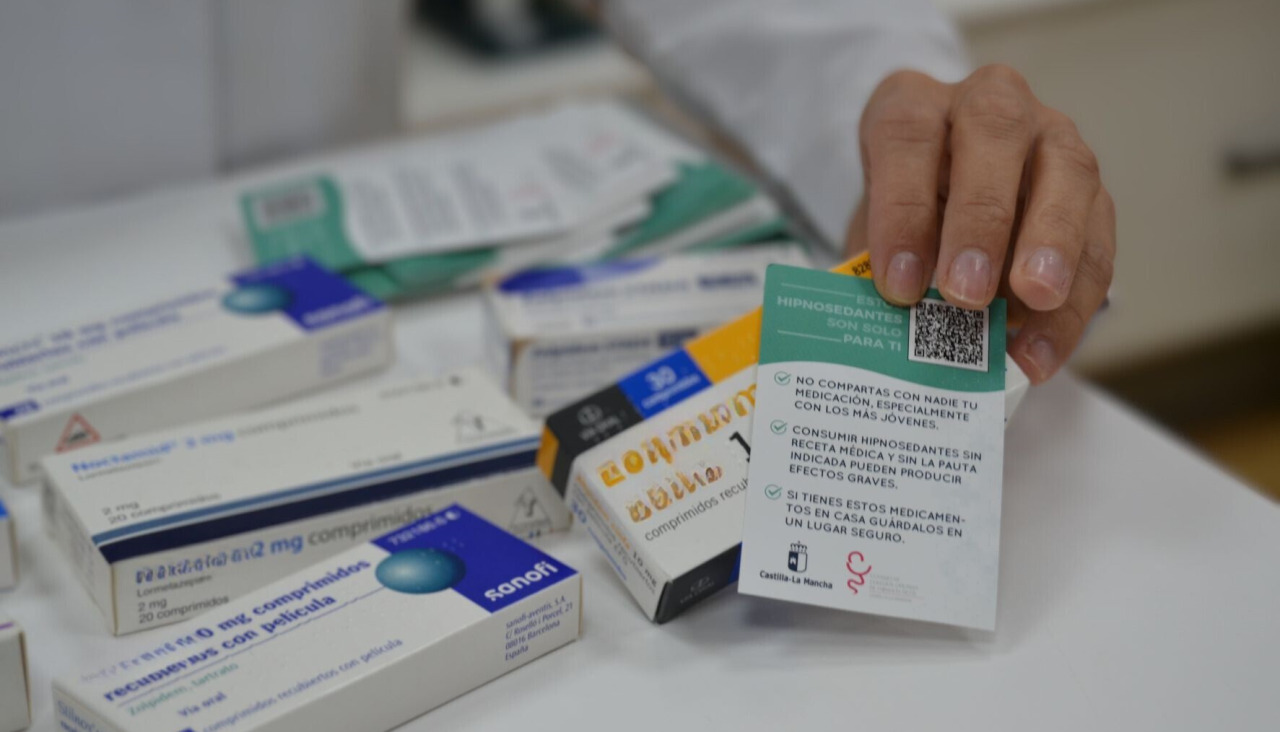 Un farmacéutico muestra varios medicamentos