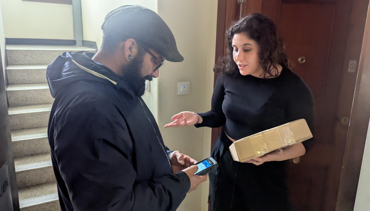 Francisco Rojas entrega un paquete