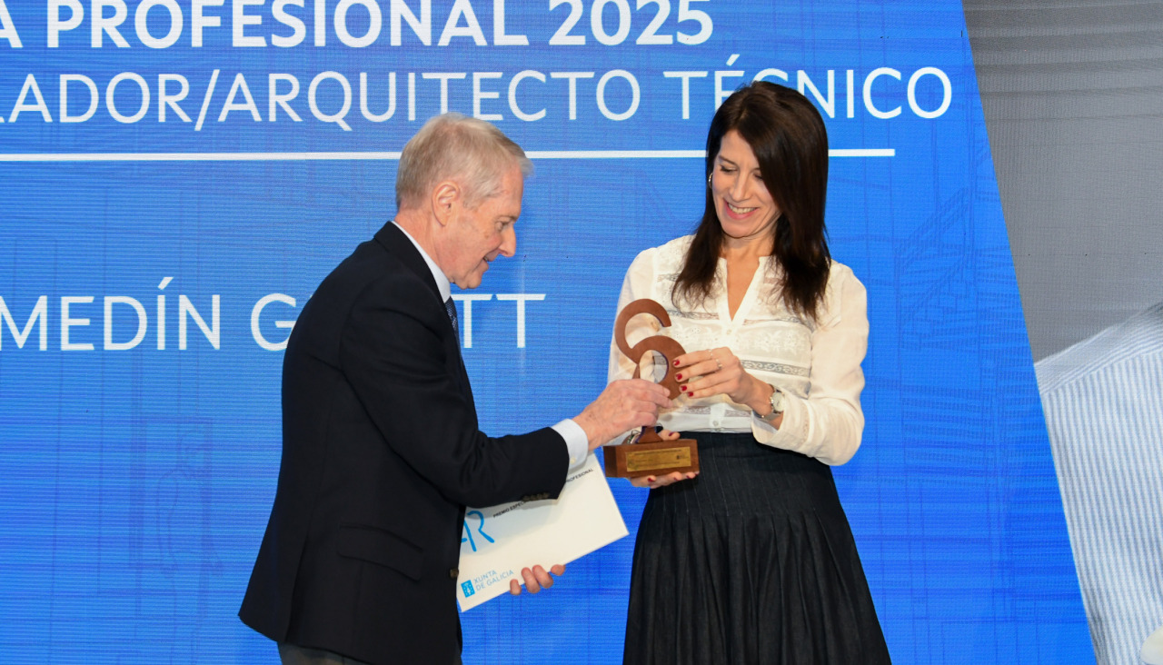 recibe el reconocimiento a su trayectoria profesional