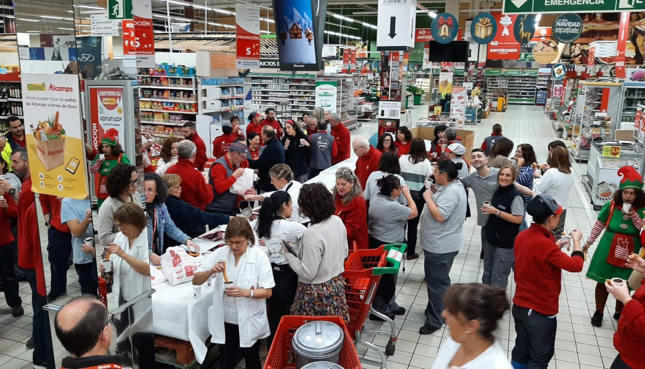 Los empleados de Alcampo degustando los churros de Valdés