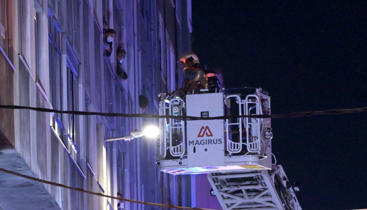 Los bomberos intervienen en un incendio en la calle San Isidoro