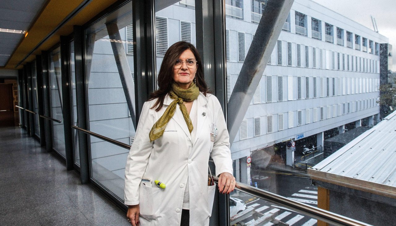 La doctora Celia Pérez Sousa, en los pasillos del Chuac