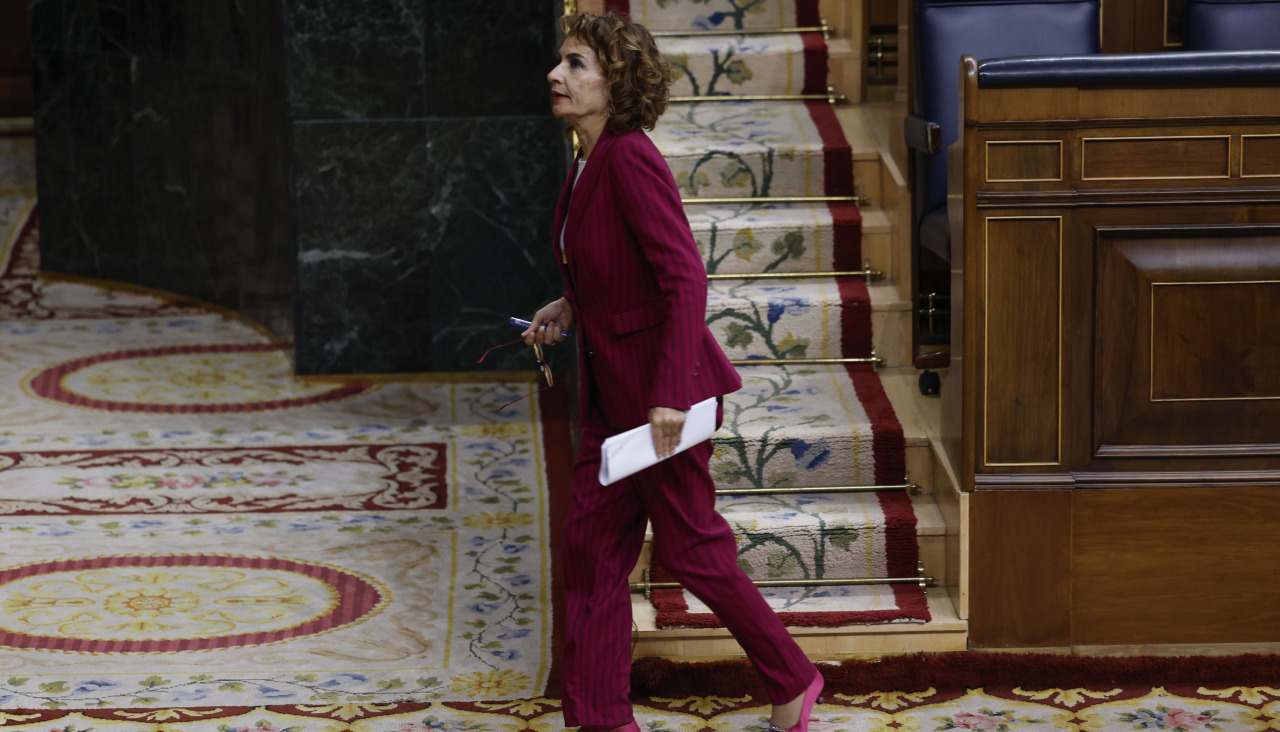La ministra de Hacienda, María Jesús Montero, dirigiéndose este jueves a la tribuna del Congreso