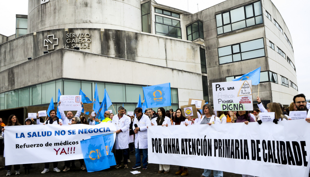 Sanitarios protestan, omnte, ante a Consellería de Sanidade
