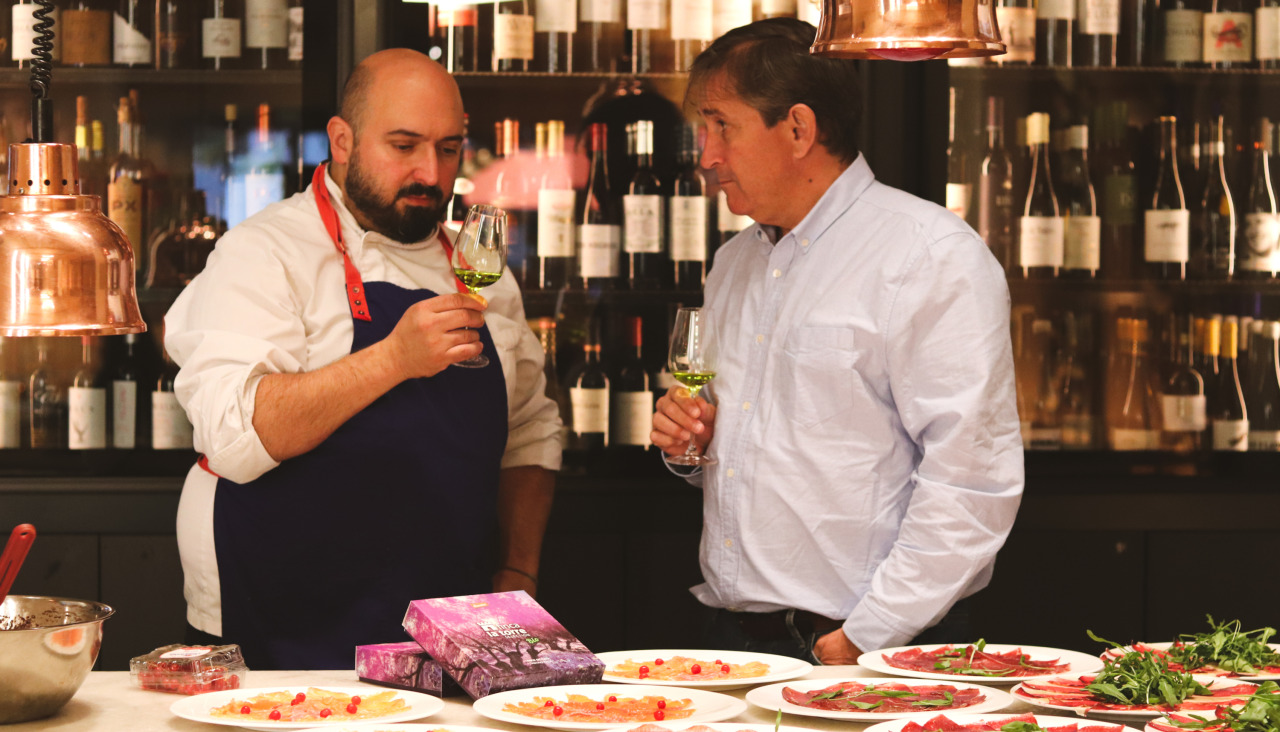 El chef Pablo Iglesias y Borja Adrián, director comercial de Finca La Torre, durante la cata en La Tienda Da Mundiña