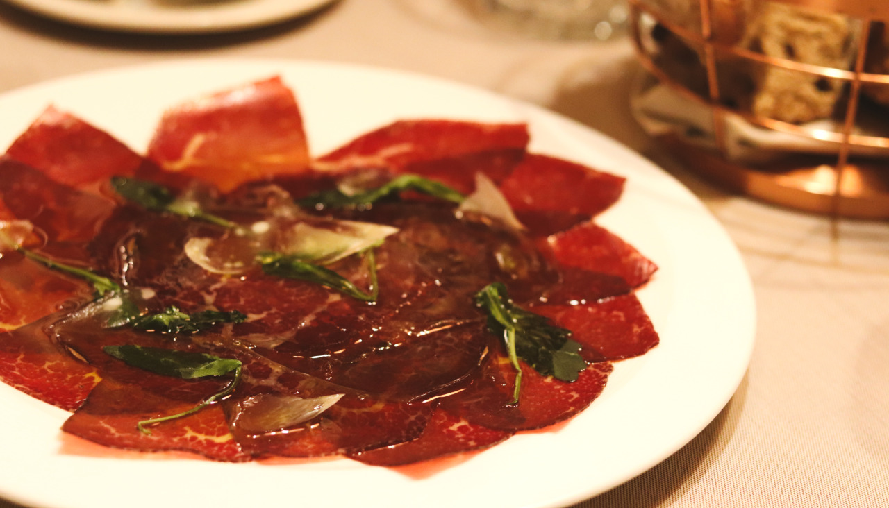 Carpaccio de cecina gallega maridado con AOVE Finca La Torre, una de las propuestas del menú especial