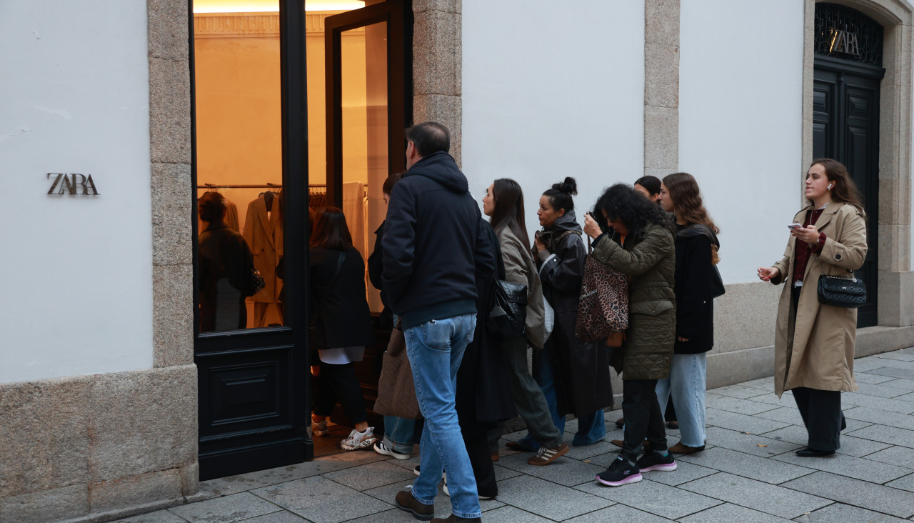 Colas en el Zara de la calle Compostela