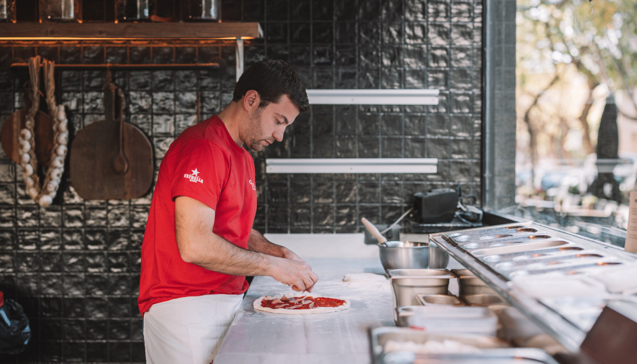 Fabrizio Polacco, Capo di Prodotto de GROSSO y reconocido como Mejor Pizzaiolo del Año por 50 Top Pizza, elaborando una de sus pizzas.