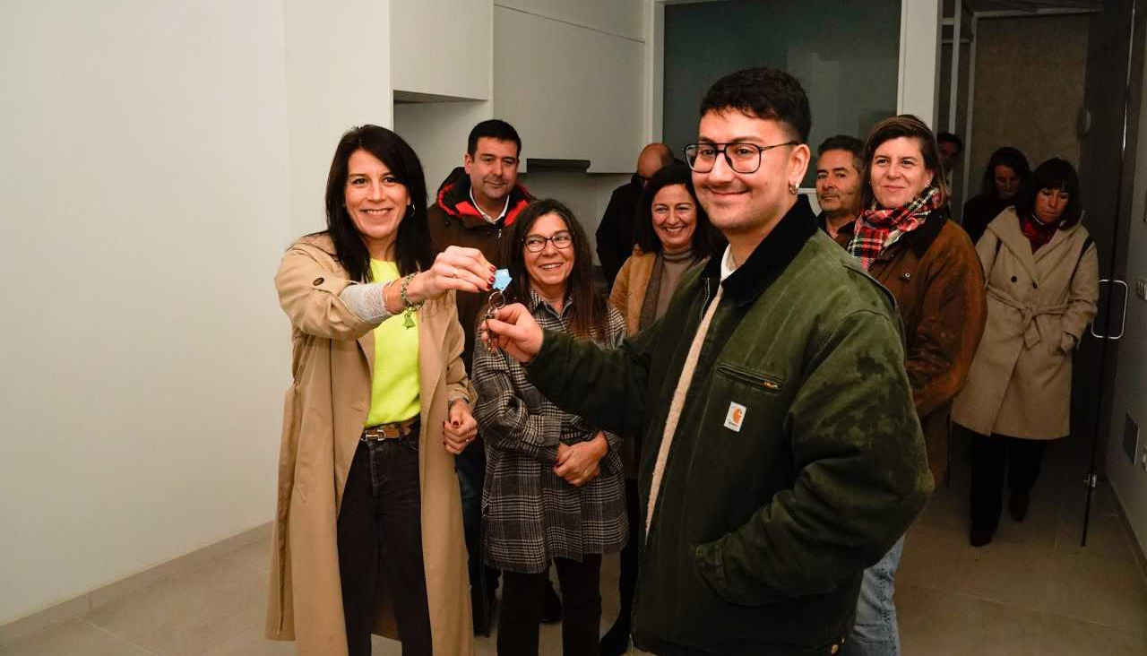 La Xunta entrega en Betanzos tres viviendas para alquiler accesible