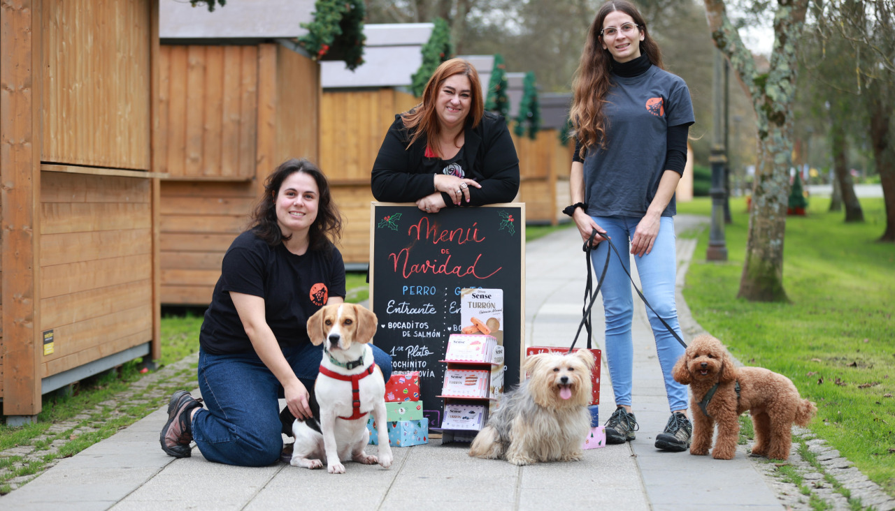 Integrantes de ACBA posan con sus mascotas y con los productos