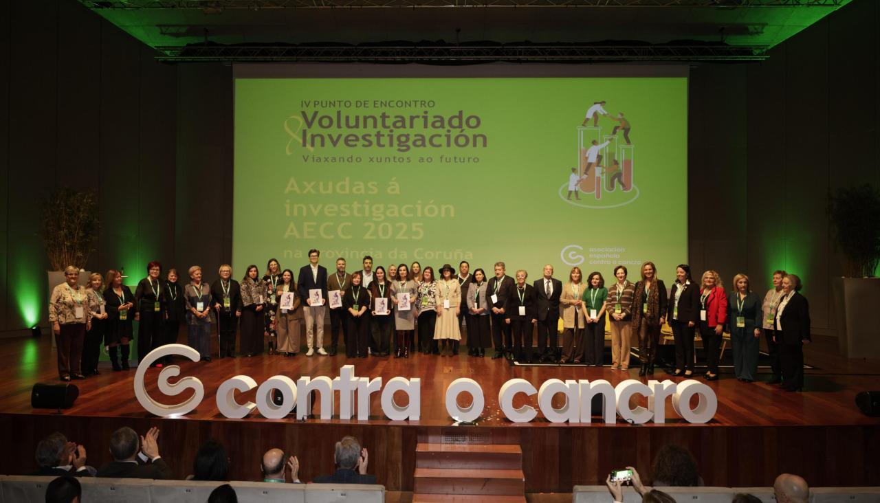 Foto de familia del acto de la AECC, ayer, en Palexco