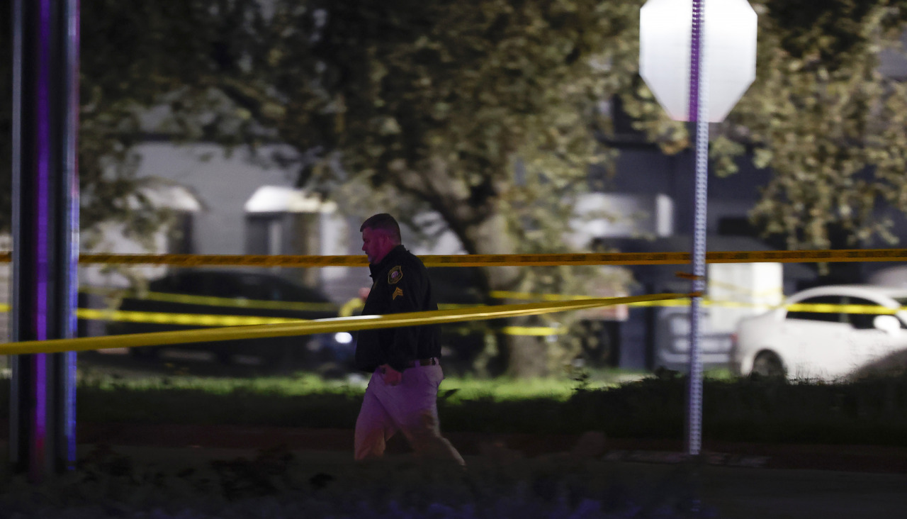Investigadores en la escena del tiroteo de California