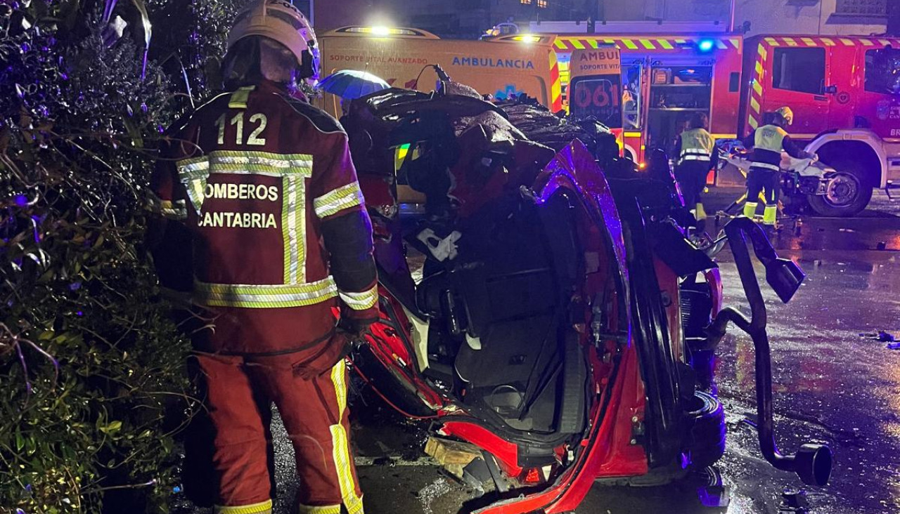 Estado en el que quedó el coche de los jóvenes fallecidos en el accidente de tráfico de Cantabria